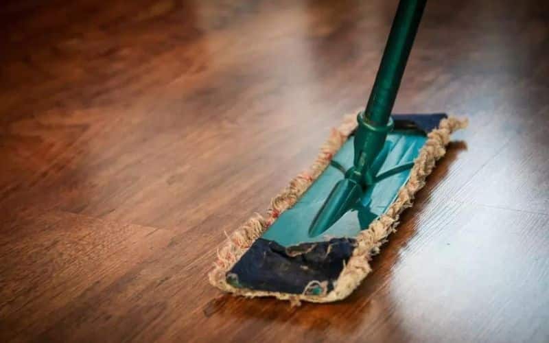 Mopping the floor choosing a natural cleaning